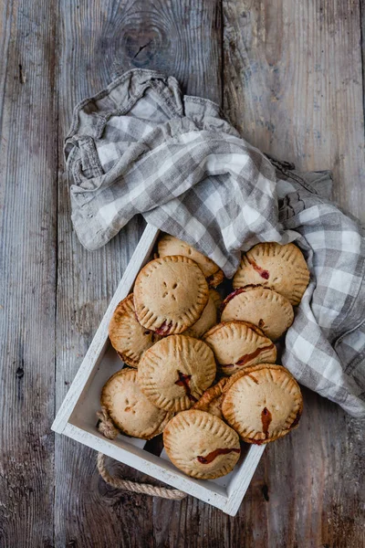 Vue de dessus des biscuits savoureux dans le plateau sur la table en bois — Photo de stock