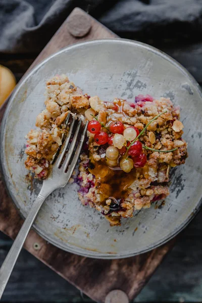 Vue de dessus du morceau de tarte savoureuse avec des groseilles sur l'assiette — Photo de stock