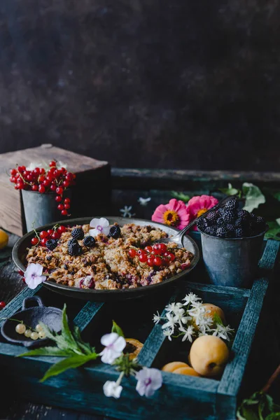 Вкусный пирог с ягодами на деревянном подносе — стоковое фото