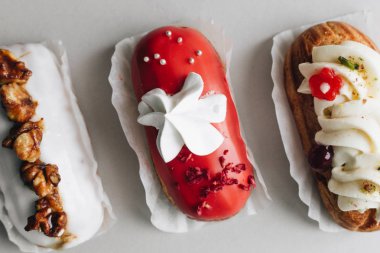 sır ile lezzetli tatlılar gri arka plan üzerinde ayarla 