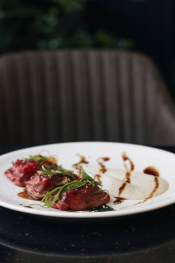 lezzetli bir yemek tavuk Mantı beyaz plaka üzerinde