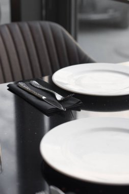 Beyaz tabaklar ve siyah tablo, zarif sofra gereçleri 