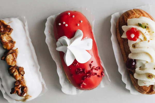 sır ile lezzetli tatlılar gri arka plan üzerinde ayarla 