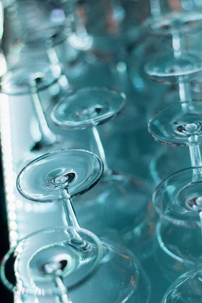 içinde pek çok temiz kadehlerin bar, profesyonel ekipman 