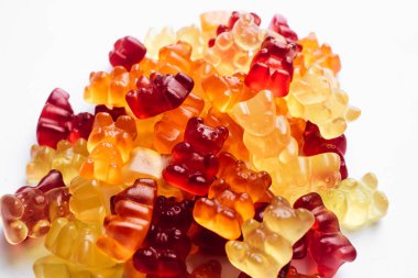 renkli şeker, meyve şekerleri, beyaz arka plan üzerinde sakız ağacı 