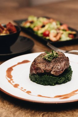 Beyaz tabakta soslu lezzetli kavrulmuş et 