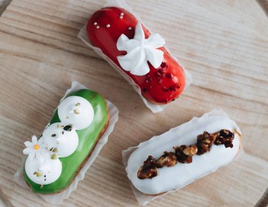 Ahşap tahta üzerinde çeşitli lezzetli tatlılar 