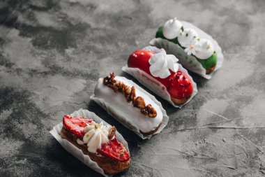 gri taş zemin üzerine çeşitli lezzetli tatlılar 