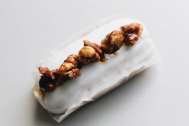 iştah açıcı lezzetli tatlı gri arka plan üzerinde 