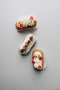 gri arka plan üzerinde çeşitli lezzetli tatlılar 