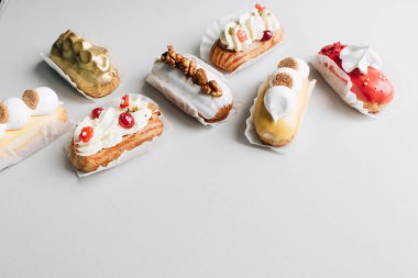 gri arka plan üzerinde çeşitli lezzetli tatlılar 