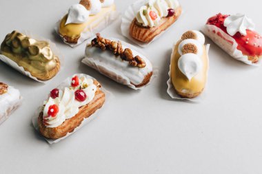 gri arka plan üzerinde çeşitli lezzetli tatlılar 