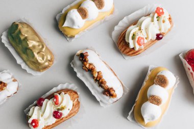 gri arka plan üzerinde çeşitli lezzetli tatlılar 