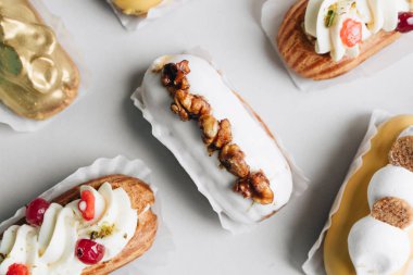 gri arka plan üzerinde çeşitli lezzetli tatlılar 