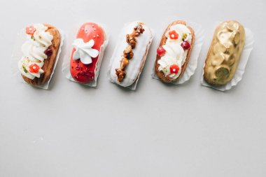 gri arka plan üzerinde çeşitli lezzetli tatlılar 