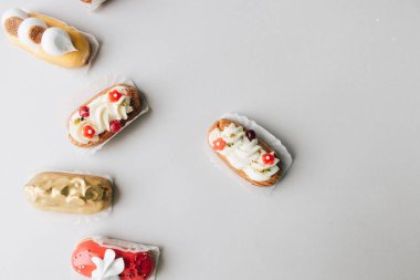 gri arka plan üzerinde çeşitli lezzetli tatlılar 