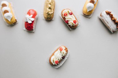 gri arka plan üzerinde çeşitli lezzetli tatlılar 