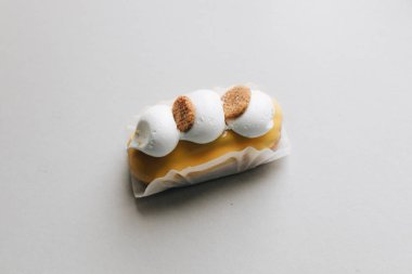 iştah açıcı lezzetli tatlı gri arka plan üzerinde 