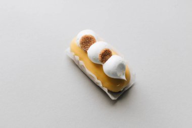 gri arka plan üzerinde çeşitli lezzetli tatlı 