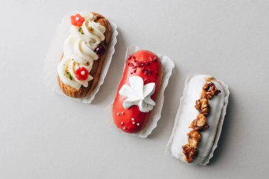 gri arka plan üzerinde çeşitli lezzetli tatlılar 