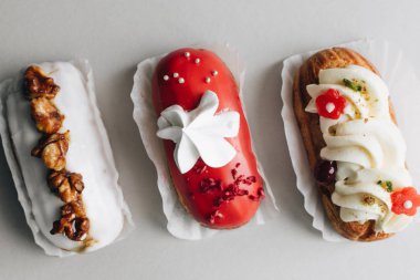 gri arka plan üzerinde çeşitli lezzetli tatlılar 