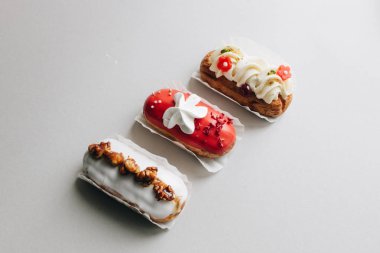 gri arka plan üzerinde çeşitli lezzetli tatlılar 