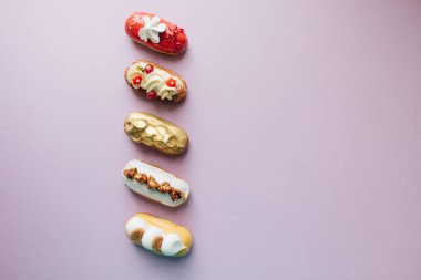 Mor zemin üzerine çeşitli lezzetli tatlılar 