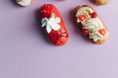 Mor zemin üzerine çeşitli lezzetli tatlılar 