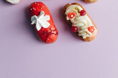 Mor zemin üzerine çeşitli lezzetli tatlılar 