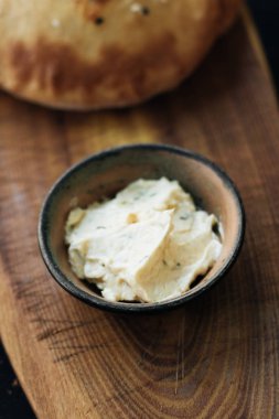 ev yapımı taze humus ahşap tahta üzerinde 