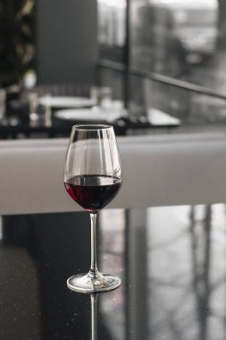 siyah masada kırmızı şarap bardağı