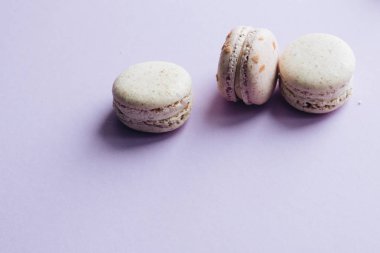 kompozisyon mor tablo, tatlı tatlı lezzetli macaroons 