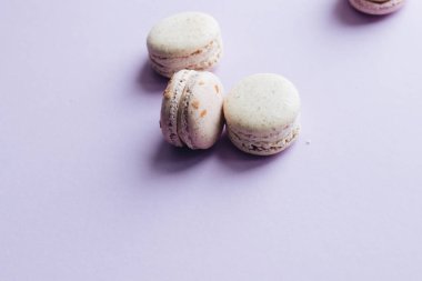 kompozisyon mor tablo, tatlı tatlı lezzetli macaroons 