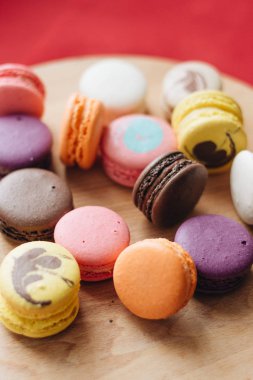kompozisyon üzerinde ahşap masa, tatlı tatlı lezzetli renkli macaroons 