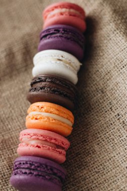 kompozisyon üzerinde çul şekerli tatlı lezzetli renkli macaroons 