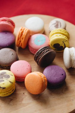 kompozisyon üzerinde ahşap masa, tatlı tatlı lezzetli renkli macaroons 