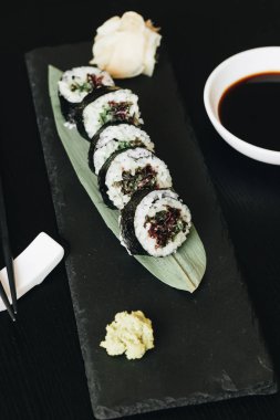 Soya sosu ve wasabi ile Asya geleneksel sushi 