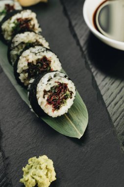Soya sosu ve wasabi ile Asya geleneksel sushi 