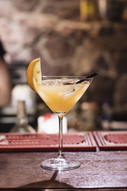 buz küpleri, limon ve payet ile lezzetli kokteyl çubuk 