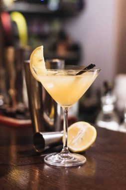 buz küpleri, limon ve payet ile lezzetli kokteyl çubuk 