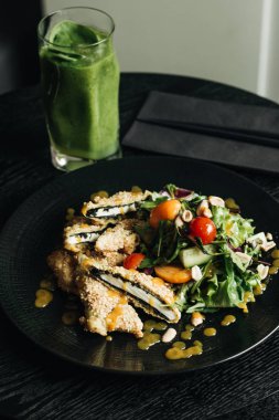 siyah plaka üzerinde taze yeşil salata