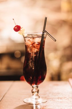 buz küpleri, kiraz ve payet ile lezzetli kokteyl çubuk 