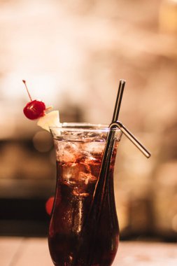 buz küpleri, kiraz ve payet ile lezzetli kokteyl çubuk 