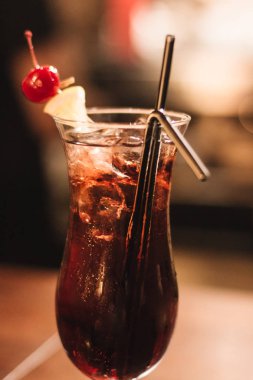 buz küpleri, kiraz ve payet ile lezzetli kokteyl çubuk 