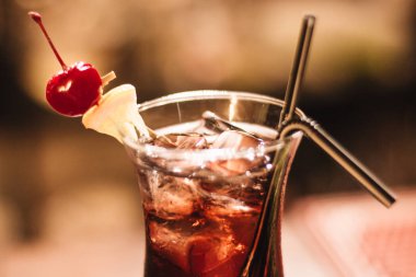 buz küpleri, kiraz ve payet ile lezzetli kokteyl çubuk 