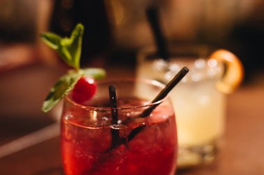 buz küpleri ve payet ile lezzetli kokteyl çubuk 