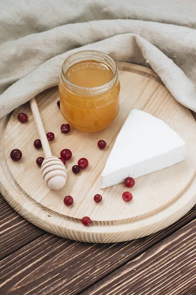 Veenbessen Honey Dipper Heerlijke Kaas Stuk Honing Houten Bord — Stockfoto