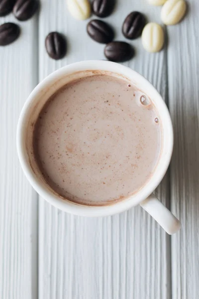 Cangkir Putih Kopi Dan Kopi Permen Atas Meja Kayu — Stok Foto