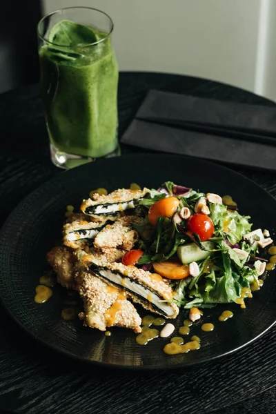 siyah plaka üzerinde taze yeşil salata