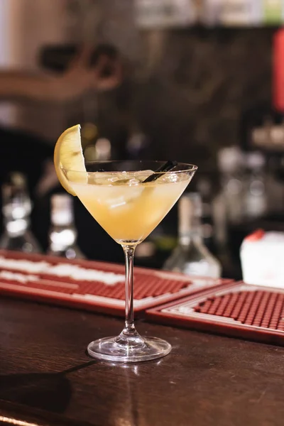 Köstlicher Cocktail Mit Eiswürfeln Zitrone Und Strohhalmen Der Bar lizenzfreie Stockfotos